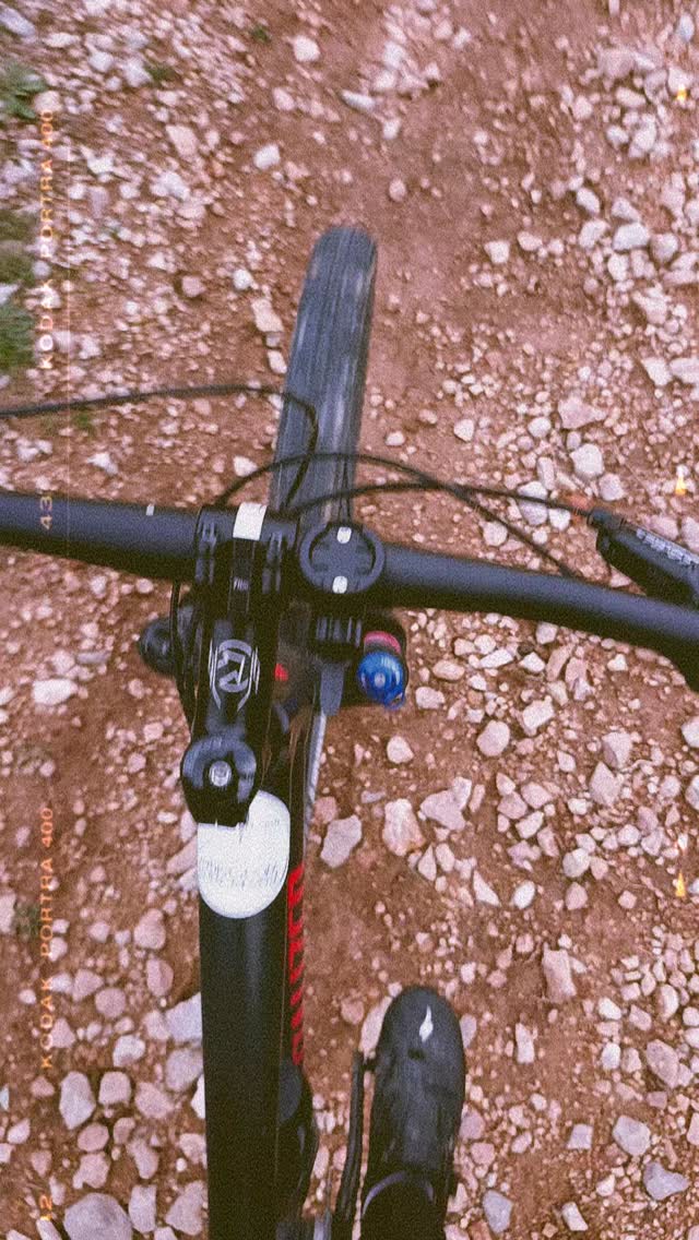 Segon dia en #BTT per Aventura 360° per Nadal 🎄. 

Avui hem après un poc més sobre com conduir en bici de muntanya per trams tècnics. Hem après sobre anar per sendes de muntanya i també com cuidar la bici, han tornat lluentes! 

Demà últim dia!