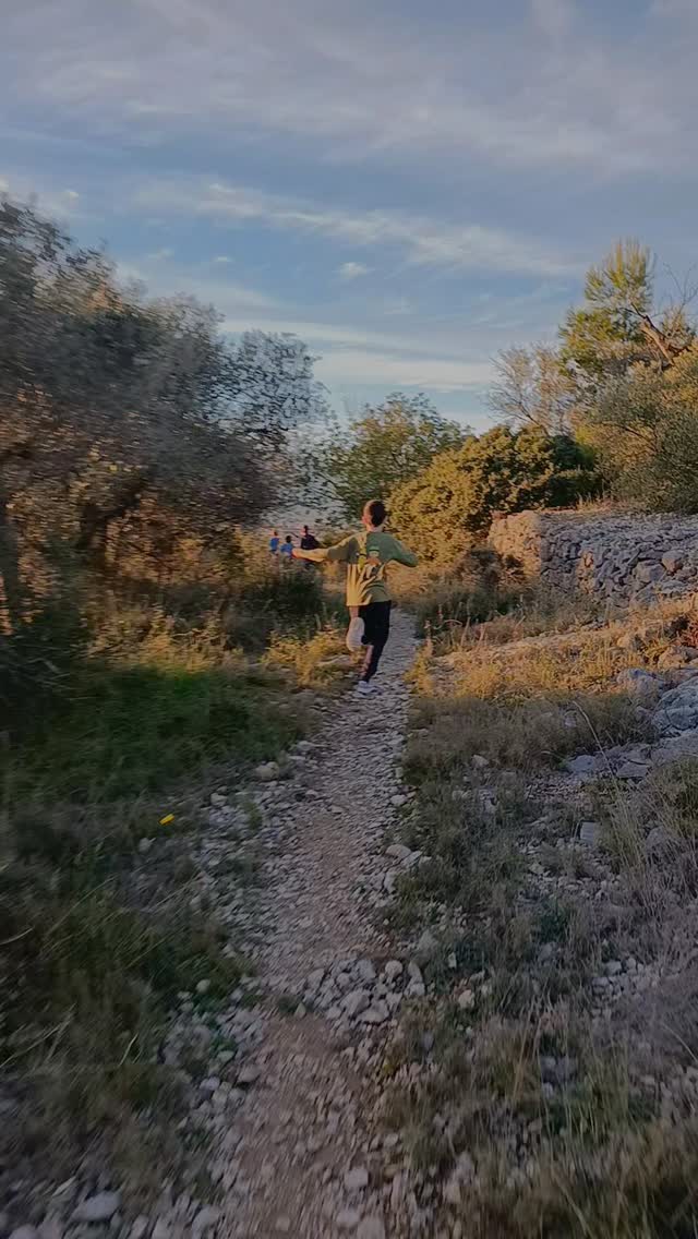 2026, comencem! 🚀
Arrenquem l’any amb energia a l’escola de muntanya d’El Petit Boix 🌲 i ho fem ben forts 💪
Ens posem les piles 🔋 per aprendre a moure’ns per la muntanya de manera més eficient:
🏃‍♂️ corrent quan toca i 🚶‍♀️ caminant quan cal, escoltant el cos i el terreny.
Córrer per muntanya no és només activitat física ⛰️
millora la coordinació 🤸‍♂️, la resistència ❤️‍🔥, la confiança 😊 i el vincle amb la natura 🌿, aportant grans beneficis al seu creixement 🌱

Seguim aprenent, explorant i gaudint de la muntanya ✨

#ElPetitBoix #escolademuntanya #lasénia #terresdelsénia