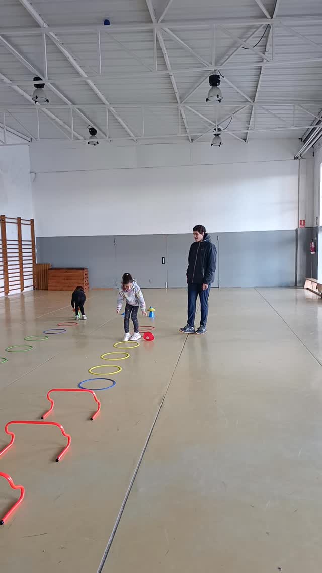 Seguim creant espais per a aprendre jugant i millorant la tècnica per a córrer 🏃🏽

Ahir, degut a la meteo adversa, val crear circuits d'agilitat i equilibri per a grans i menuts, tot jugant vam potenciar esta capacitat tant important. L'equilibri és bàsic quan ens movem pel medi natural, ens ajuda a fer els nostres passos més segurs 💪🏽💫.

Seguim!

PD: agraïts de poder utilitzar l'espai @escolamariajesusortiabella i @marcbeltraan per la disposició 😍.

#ElPetitBoix #escolademuntanya #lasénia #terresdelsénia