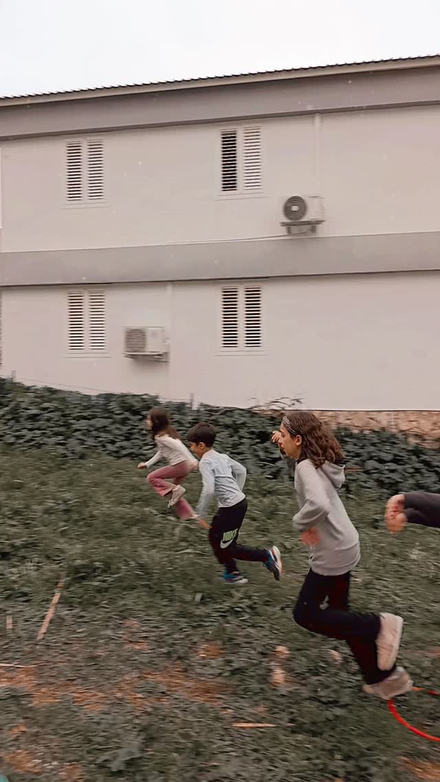 Entrenar i jugar poden anar perfectament de la mà 💪🏽🌲

Avui hem treballat córrer per costes amb control, aprenent a gestionar el ritme, la postura i l’esforç en pujada i baixada. Tècnica, consciència corporal i cap fred.

I com no podia ser d’altra manera… també hem activat el rescat del muntanyenc atrapat 🧗‍♂️⛑️ Treball en equip, presa de decisions i molta complicitat.

Perquè la formació no està renyida amb la diversió. Al contrari: quan s’aprèn jugant, el que es viu no s’oblida 😉