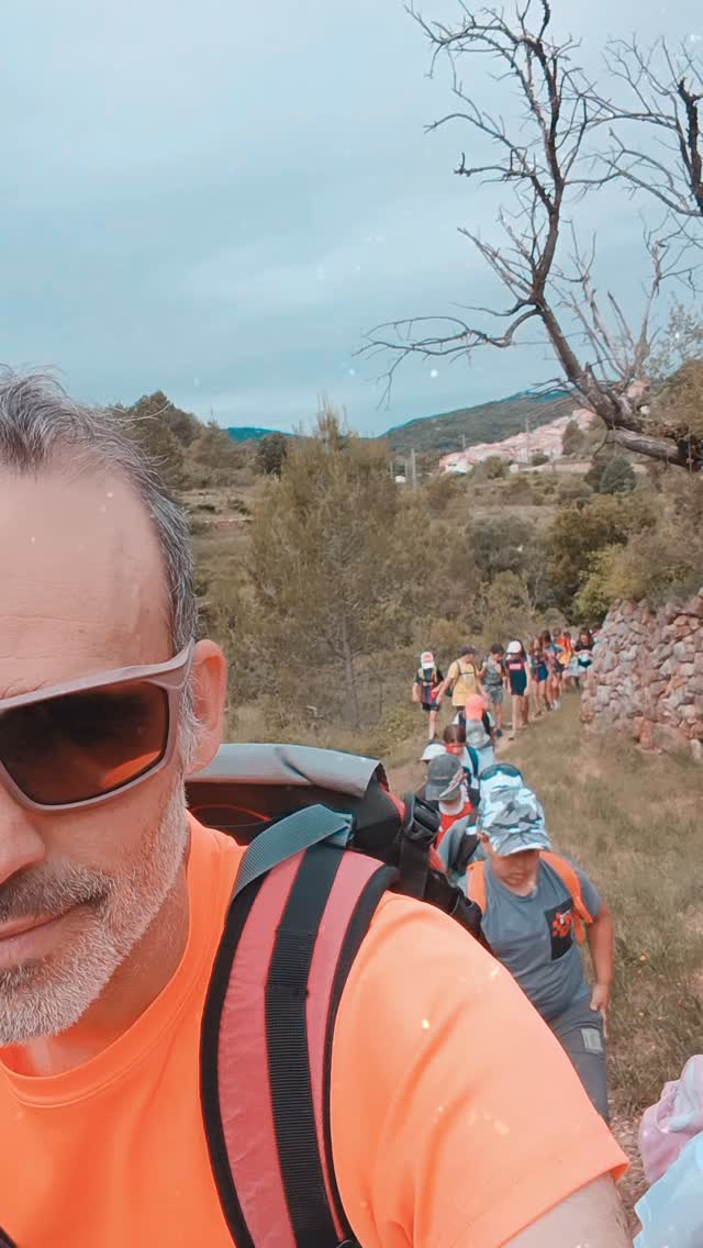 🌿 Avui hem tingut la sort de gaudir d'una ruta de senderisme interpretatiu pel Parc Natural de la Tinença de Benifassà amb els alumnes de @escolaconsolferre d'Amposta.

Al llarg del recorregut hem descobert la riquesa natural d'aquest espai únic: espècies de flora i fauna del nostre entorn, com vivien els habitants d'aquestes muntanyes en el passat, la importància del patrimoni de la pedra seca i moltes altres curiositats que ens ajuden a entendre i valorar millor el territori que ens envolta.

Una jornada d'aprenentatge, natura i descoberta compartida en un entorn privilegiat. 🌲🍃

Moltes gràcies a @escolaconsolferre per la confiança i a @albergfontlluny per la seva acollida!

#ElPetitBoix #educacióambiental #escoladenatura #escolademuntanya #pntinença