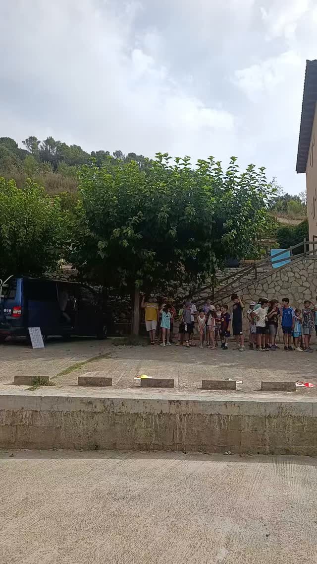 Uff el 5è i últim dia d'activitats! Avui tots dormint ja podem recuperar les activitats d'ahir. Pel matí vam fer el raid d'aventura de les colònies, orientació, escalada, tir amb arc, BTT, i prova especial de birles! Per a rematar abans de dinar va tocar la cursa d'orientació dels vampirs. 

Per rematar el dia vam partir grups i la tarde va passar entre piscina, escalada, i taller de nusos i polseres.

Per la nit tots estàvem molt nerviosos per la discoteca, uns balls i a dormir!

Avui ja toca despedir el primer torn de les colònies d'estiu, esperem que les haiguen disfrutat!