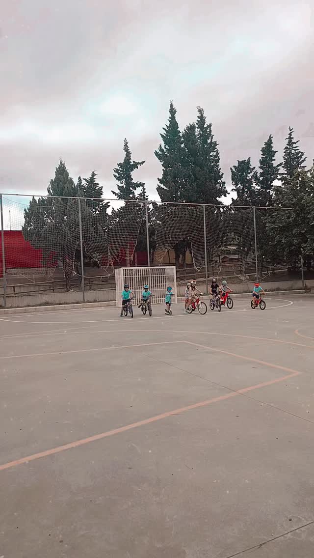 🚵🏽‍♀️🌿 Avui hem celebrat el Dia Mundial de la Bicicleta de la millor manera possible: pedalant, jugant i aprenent!

A l'Escola de Muntanya d'El Petit Boix també ens agrada descobrir la natura sobre dues rodes. Per això hem fet grups adaptats a cada edat perquè cadascú pogués gaudir de l'activitat al seu ritme, superant reptes i millorant les seves habilitats.

Una tarda plena de rialles, equilibri, companyonia i molta diversió que ens ha deixat amb ganes de repetir.

La setmana vinent continuarem vivint noves aventures a l'aire lliure! 🚴‍♂️☀️🌳

#escolademuntanya #escoladenatura #lasénia #pnports #elpetitboix