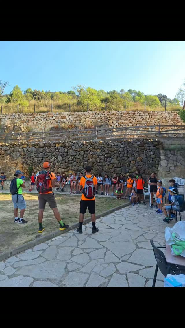 2n dia! Plogging, gimcana sobre voltors, escalada, piscina, excursió nocturna, tot remenat en un entorn natural únic! Seguim amb el 2n torn de colònies del Petit Boix!
