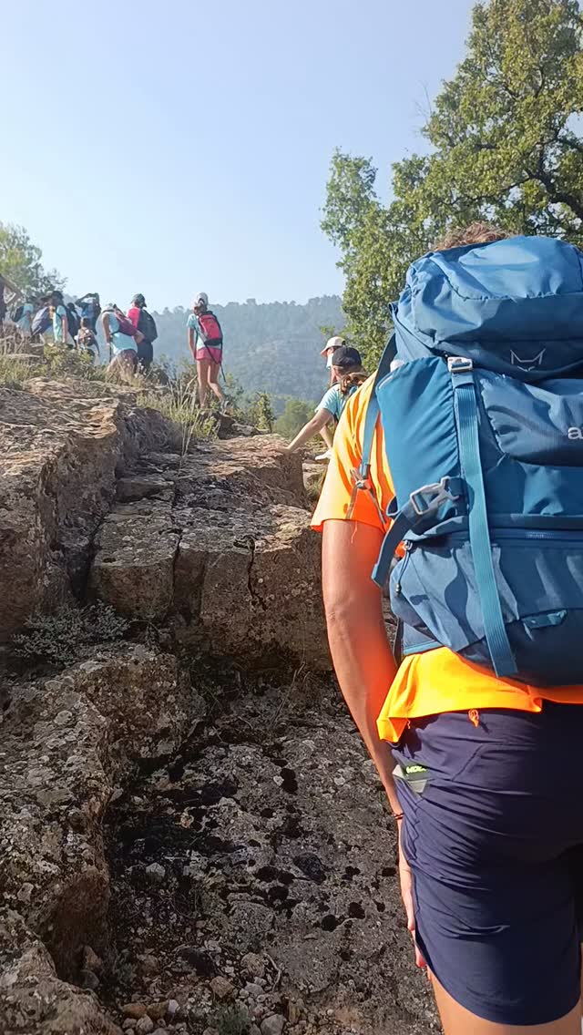 El 3r dia casi arriba a la seua fi! Però abans encara queda la nit de bivac 🌝.

Avui hem anat de ruta pel parc natural de la Tinença de Benifassà i hem fet jocs d'aigua per refrescar-nos. Per la tarde hem partit grup, mentre uns feien piscina els altres hem anat a escalar i també una altra part del grup ha fet petjades en fang moldejable i polseres de supervivència! 

Demà toca orientació! Si estan desperts 😁.

Bona nit!