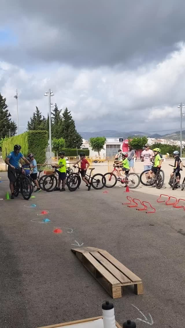 Avui hem tingut la sort d'organitzar una gimcana per als menuts de la #mascaratsBTT 2026 💪🏽

Un ratet per compartir l'afició de grans i menuts pel nostre entorn natural. 

Gràcies per participar!

#mascaratsBTT #lasénia #btt #mtb