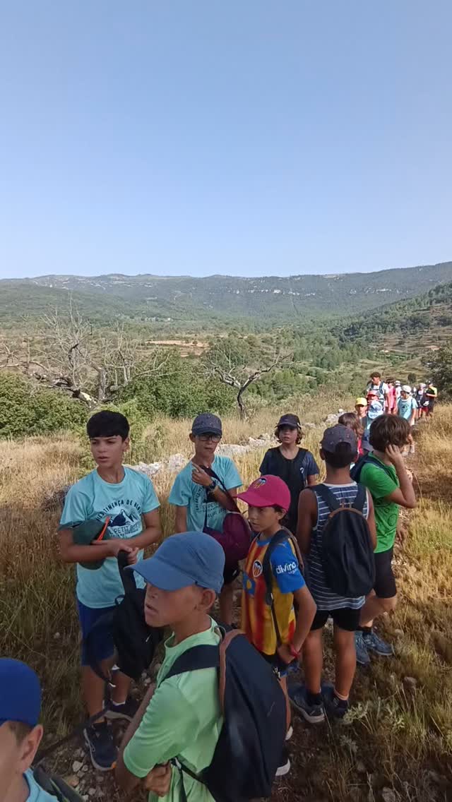 L'excursionisme és la base de les activitats de muntanya, per això volem que a les colònies d'estiu del Petit Boix tingui un gran protagonisme. Avui hem fet dos grups de ruta, un pels voltants de la Pobla de Benifassà i l'altre pujant a la Serra de la Creu. Tots dos han disfrutat d'una excursió per un dels parcs naturals més ben conservats del Mediterrani. 

Seguim!