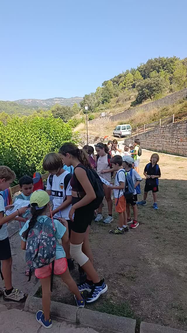 4t dia de colònies! 💚

Avui ha sigut un dia ben intens! Al matí hem après les bases de l'orientació i, després, les hem posat en pràctica amb una cursa pels carrers de la Pobla de Benifassà. 🧭

En acabar, hem aprofitat el temps amb jocs dirigits pels monitors abans d'anar a dinar i descansar.

A la tarda, ens hem repartit en grups: uns han anat a la piscina, uns altres han gaudit d'una sessió d'escalada i la resta han deixat volar la imaginació fent polseres i manualitats amb fang. 🧗🏊🎨

Per acabar el dia, baixem una mica el ritme amb una pel·lícula al cinema a la fresca. 🎬✨

I demà... ja ens espera l'últim dia de colònies! Quin ràpid que ha passat tot! 💚
