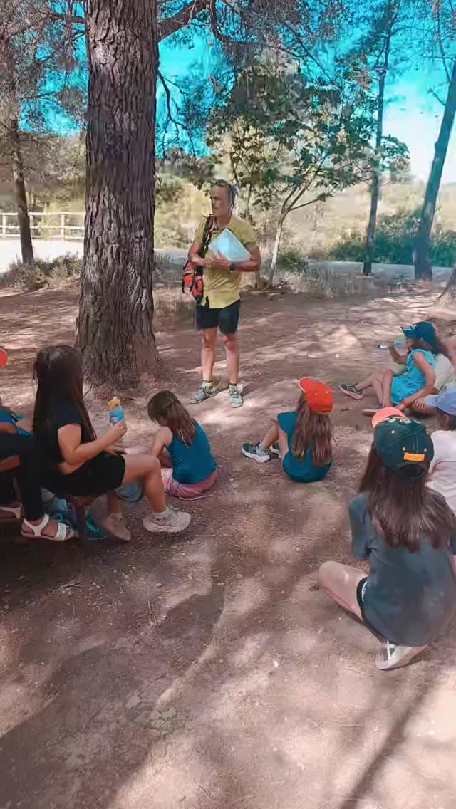 🌿 Avui hem tornat a dinamitzar una part de la jornada de fi de curs de l'escola Sant Blai de Bot! 🎒🐾

Hem tingut la sort de recórrer l'entorn de la Via Verda, observant i identificant rastres d'animals salvatges. Hem descobert quins animals habiten aquests espais, com reconèixer les seves petjades i quins són els habitants nocturns que surten quan nosaltres dormim. 🌙🦊

També hem après a preparar correctament la nostra motxilla d'excursió, escollint el material necessari i descobrint com distribuir-lo per caminar de manera més còmoda i segura. 🥾⛰️

Una jornada plena d'aprenentatges, natura i diversió!

Gràcies de nou a l'escola Sant Blai per confiar en nosaltres un any més. Ens retrobem el curs vinent! 💚

@elpetitboix

#escolademuntanya #escoladenatura #lasénia #terresdelsénia #pnports